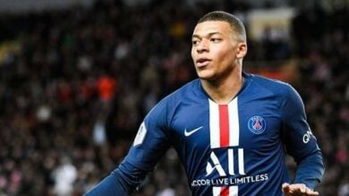 Photo of مبابي يسعد جماهير باريس سان جيرمان