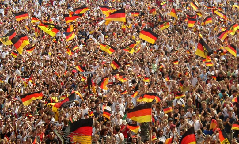 300 مشجع يحضور ودية ألمانيا وتركيا