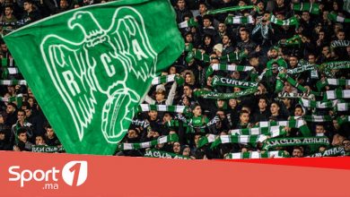 Photo of فيديو.. في لقطة وفاء الجماهير الرجاوية تترحم على المشجع الذي فارق الحياة وهو في طريق الى الملعب