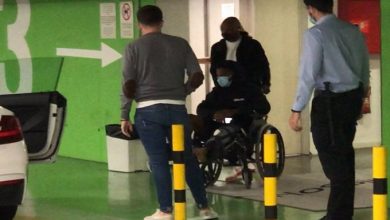 Photo of نجم برشلونة يغادر المستشفى على كرسي متحرك