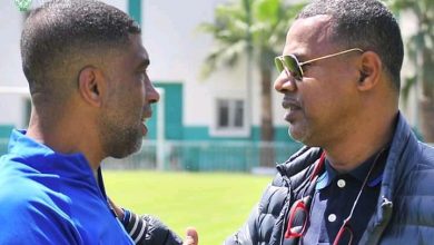 Photo of فيديو..الرجاء يوثق للحظة استقبال وتوقيع مدربه الجديد