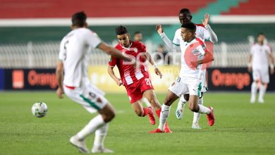 Photo of اعتداءات شنيعة من لاعبي م.الجزائر على حكم المباراة بعد الاقصاء