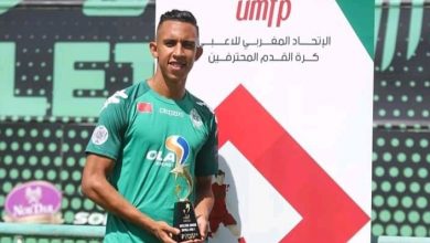 Photo of رحيمي يتسلم جائزة أفضل لاعب في الدوري الاحترافي