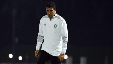 Photo of عموتة يدعم الأسود بمقر إقامتهم ويعانق الركراكي