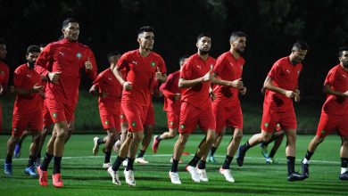 Photo of السفير المغربي يفاجئ لاعبي المنتخب الوطني قبل قمة الجزائر