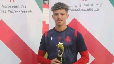 Photo of نجم الوداد بنيشو يتسلم جائزة أفضل لاعب واعد بالدوري المغربي