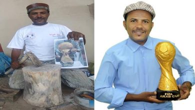 Photo of فيديو.. فنان يمني يبدع في نحت مجسم خشبي لكأس العرب