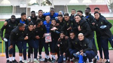 Photo of لاعبو الجيش يحتفلون بالشيبي بعد أدائه المتميز في كأس العرب