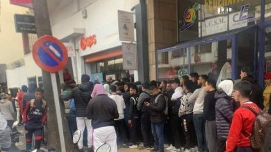 Photo of فيديو..اكتظاظ كبير وطوابير طويلة للحصول على تذكرة قمة الرجاء والأهلي