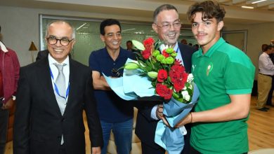Photo of صور.. لقجع وبنموسى يستقبلان المنتخب الوطني بعد عودته من الجزائر