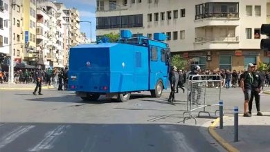 Photo of فيديو مؤسف.. شغب وإغماءات واستعمال لمدرعات الماء لتفرقة الجماهير قبل قمة الرجاء والأهلي