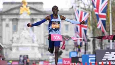 Photo of حادث سير يودي بحياة العداء الكيني كيبتوم