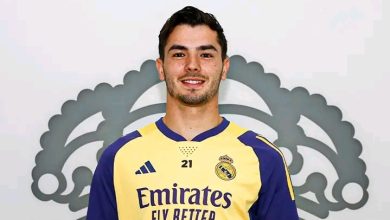 Photo of صورة.. إبراهيم عبد القادر يتسلم جائزة أفضل لاعب في الشهر