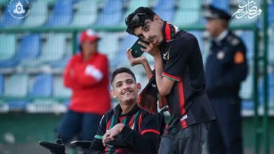 Photo of لفتة إنسانية من الجيش الملكي تجاه المشجعين من ذوي الهمم أمام الماص