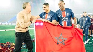 Photo of حكيمي يحتفل بالعلم المغربي في تتويج باريس سان جيرمان