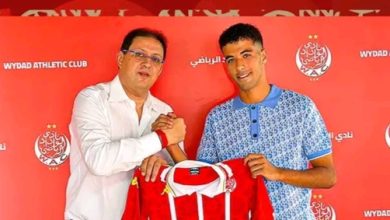 Photo of العلالي يوقع عقداً احترافياً مع الوداد
